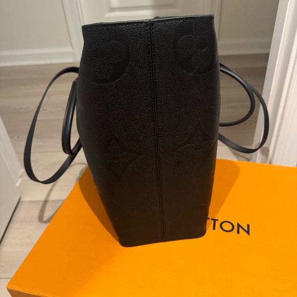 Louis Vuitton Onthego MM Monogram Empreinte Leather - Picture 15 of 16